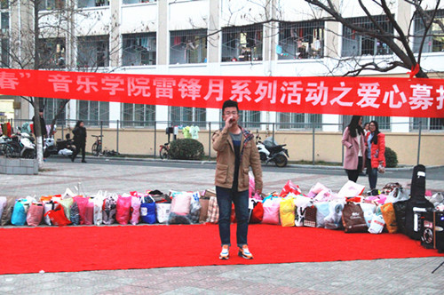 必赢官网志愿者爱心义演关爱信阳贫困群体