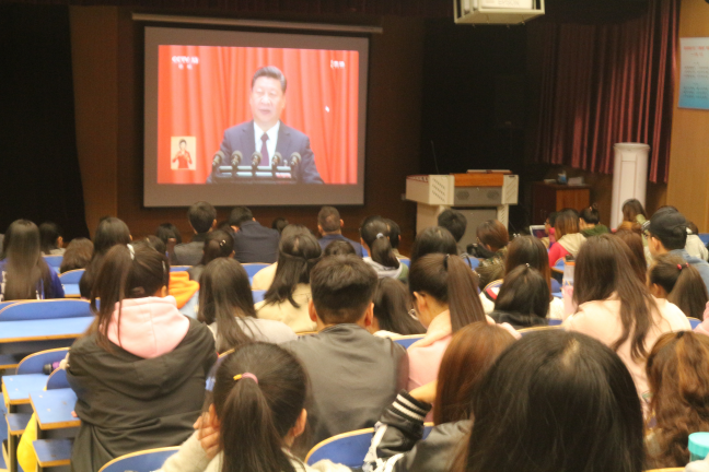 2017101816375249.png 必赢官网师生集中观看十九大开幕盛况