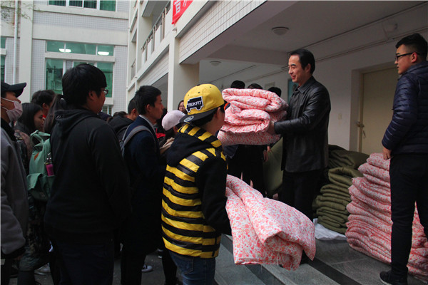 2016121209534729.jpg 必赢官网隆重举行暖冬棉被发放仪式
