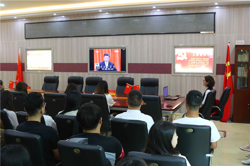 2018050709012514.jpg 必赢官网师生观看纪念马克思诞辰200周年大会