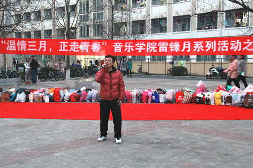 必赢官网志愿者爱心义演关爱信阳贫困群体