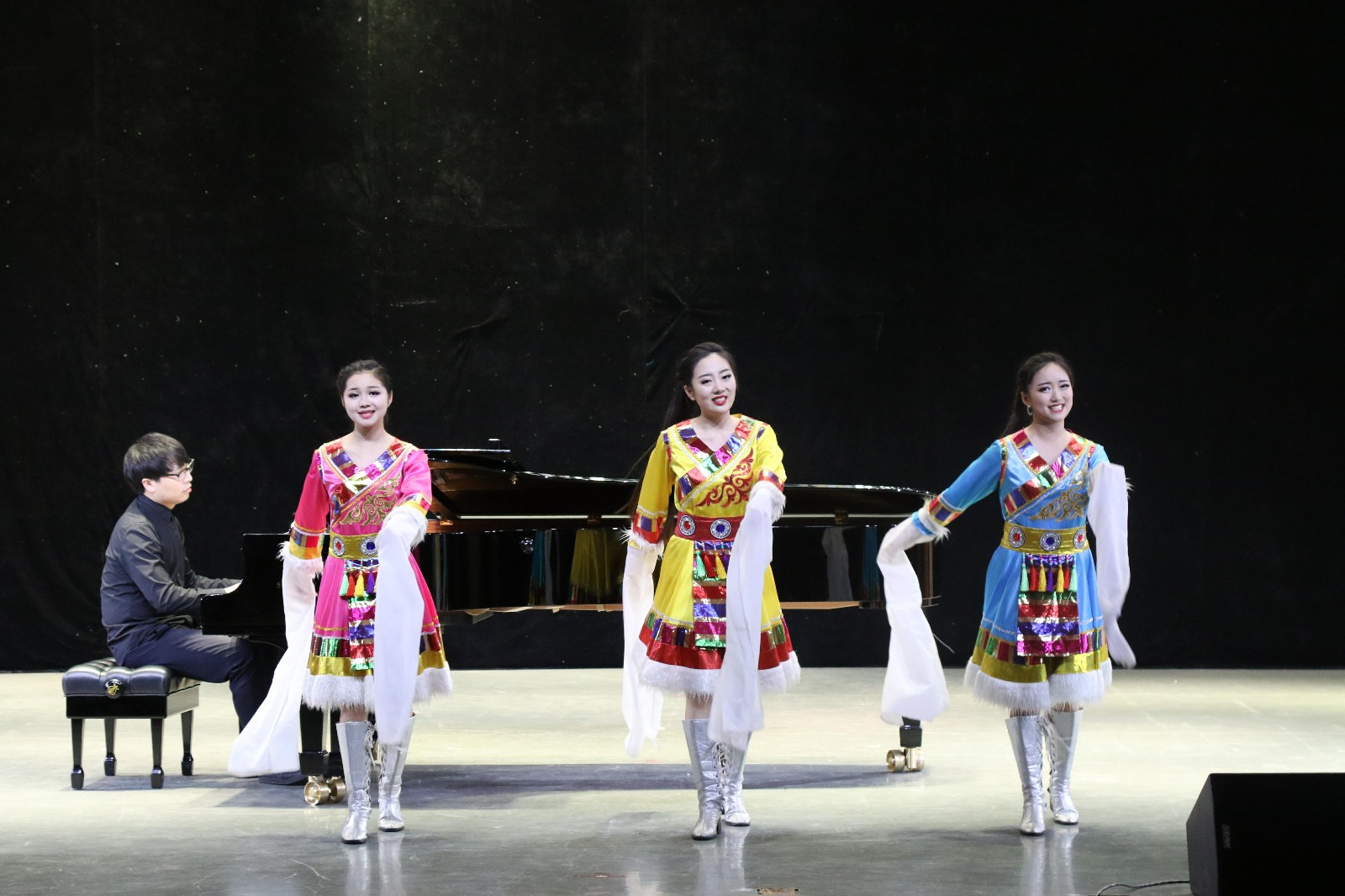 2018061308414575.jpg 华中师范大学学生汇报音乐会在必赢官网成功举办