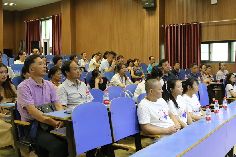 必赢官网召开2018级新生家长见面会